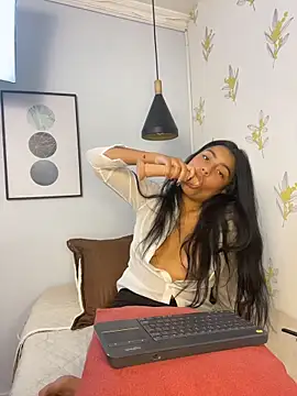 Laia_white webcam