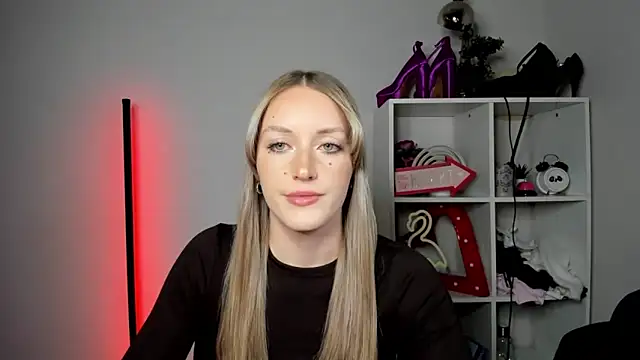 EvelynBlond webcam