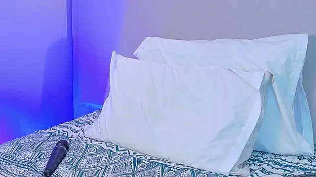 NaomiKlarc webcam