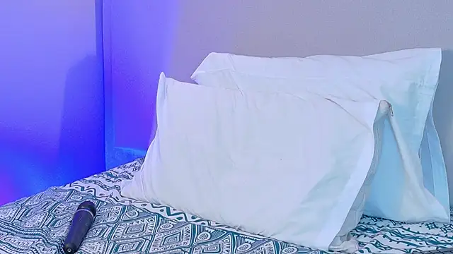 NaomiKlarc webcam