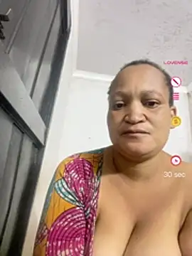 XHotJuicyBootyXX webcam