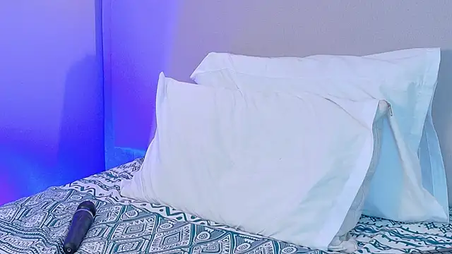 naomiklarc (F teen) - Fingering pussy