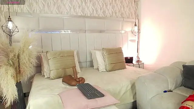 alaya_noir_ webcam
