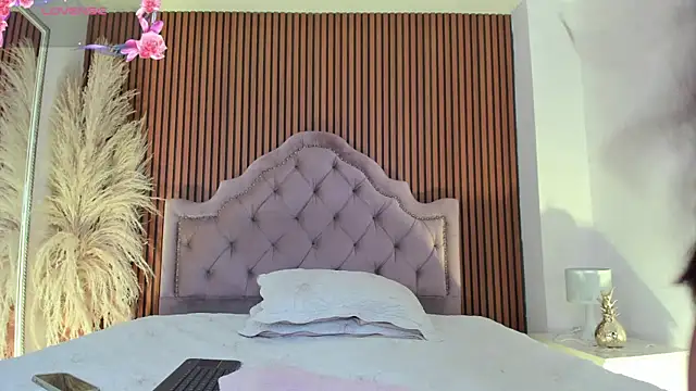 CarolineFyre webcam
