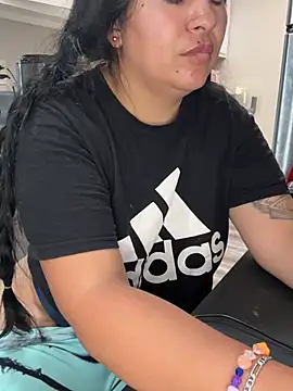 latina_curvy22 webcam