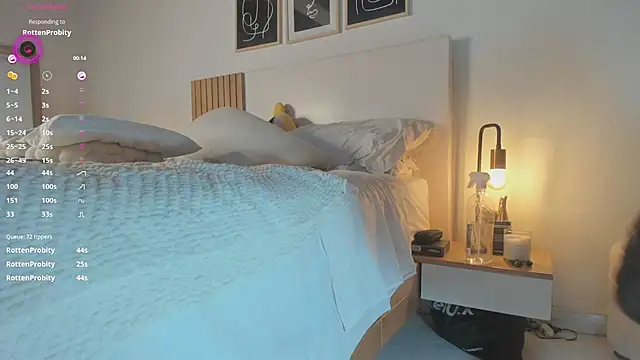 Ajen_Blondie webcam