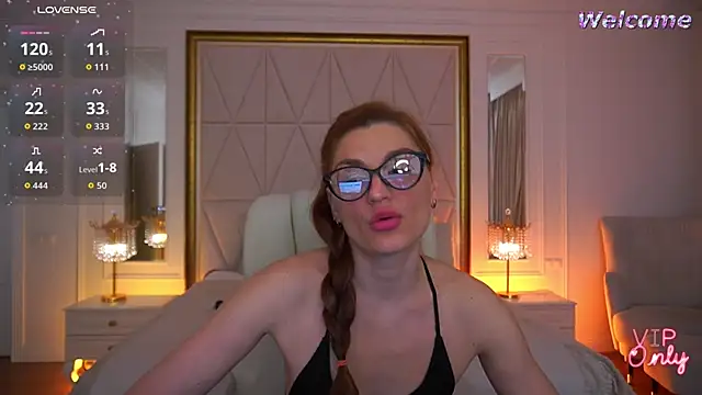 EllaGoldenn webcam