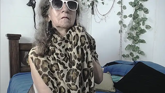 DominaLeona live sex cam