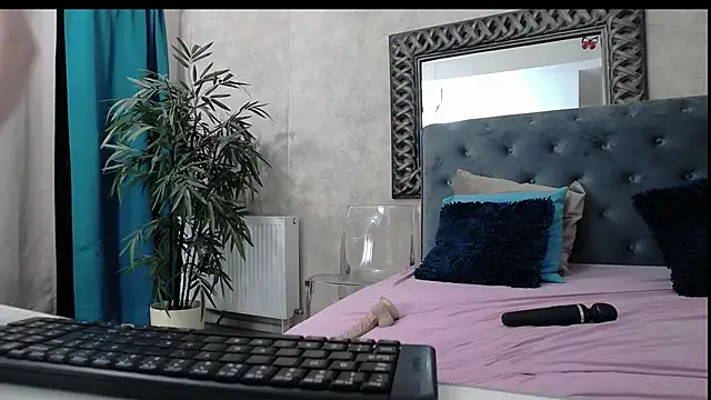 SaraElise webcam