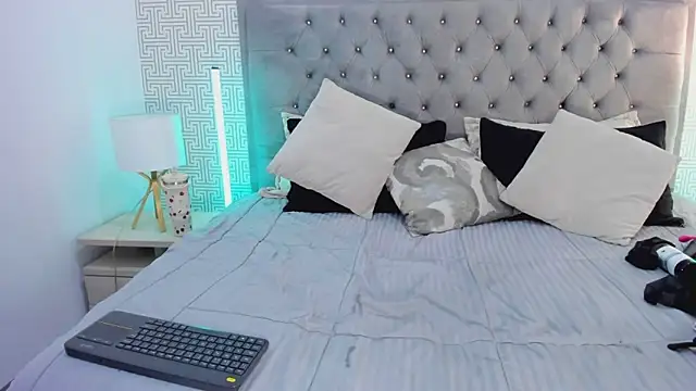 Evaa_Lunna_ webcam