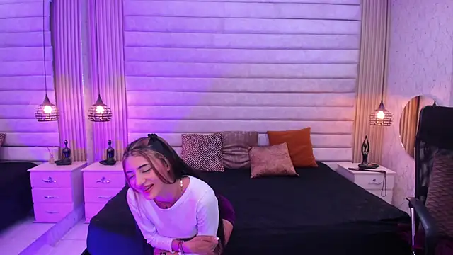 VictoriaaBlair webcam