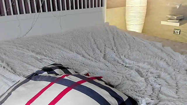 YvonneRobes webcam