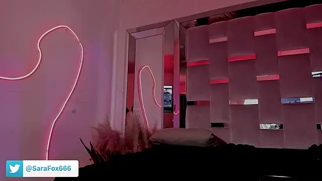 Sara_Foxx1 webcam