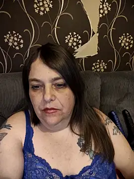 HousewifeMilf_Courtney webcam
