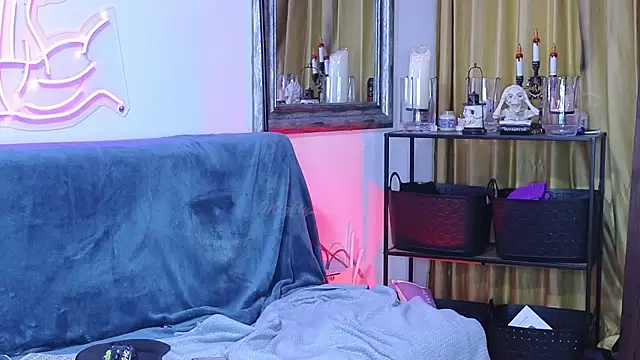 MightyLaura1 webcam