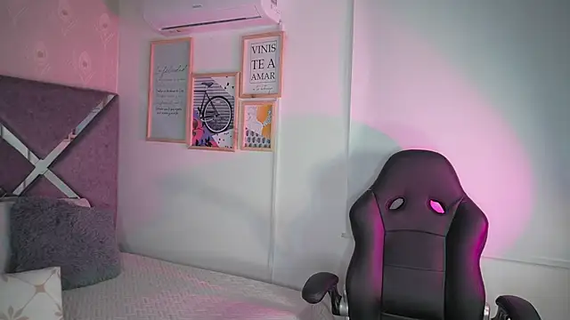 Naomi-Gray webcam