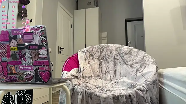 selena_favn webcam