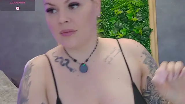 Issa_Jo webcam