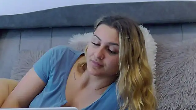 NicolePlay webcam