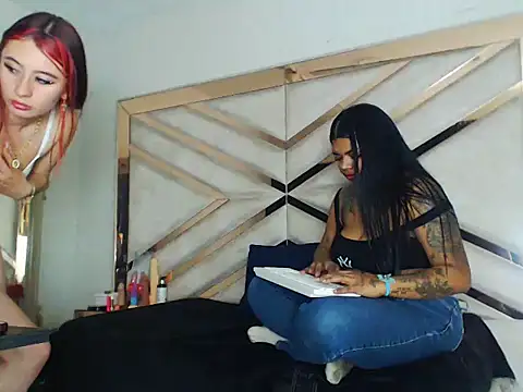 Luna_and_Rose webcam