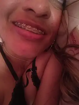 Webcam Model (emma_collson)  is live.Free join now!