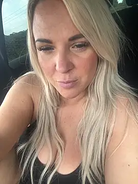 Bustyblondebabe32