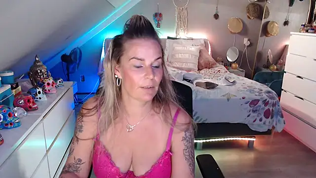 MystiqueMaven webcam