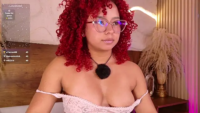 lara_curly webcam