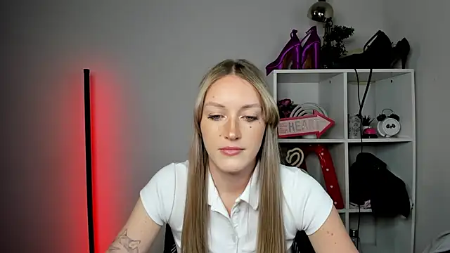 EvelynBlond webcam
