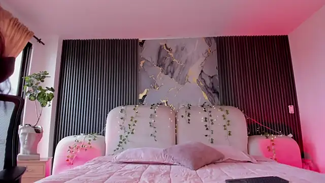 CarolineFyre webcam