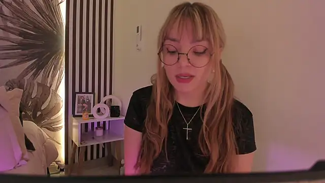 Samaantha-White webcam