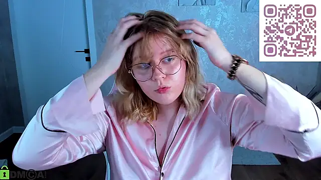 luna_c0ra webcam