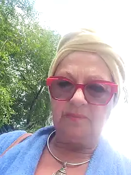 Webcam Model (Hot-Muci)  is live.Free join now!