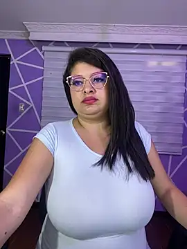 MiiaaJoness webcam