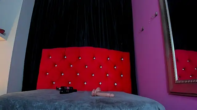 ScarletBigTitties webcam