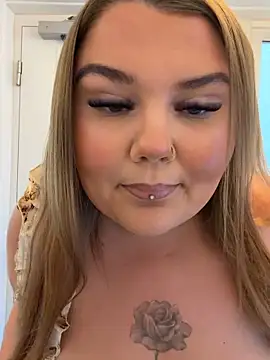 Webcam Model (BeeMay22)  is live.Free join now!