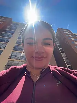 athenearossi (F young) - I suck mi tits