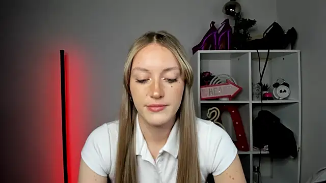 EvelynBlond webcam