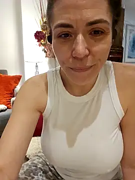 Webcam Model (Ellie-Elizabeth)  is live.Free join now!