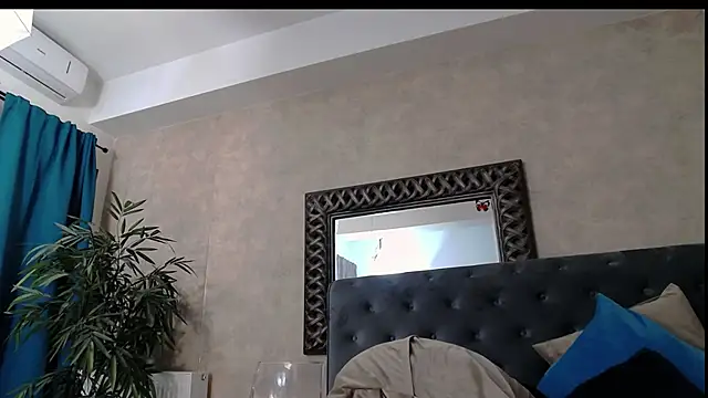 SaraElise webcam