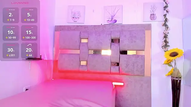 Playful_Violet webcam