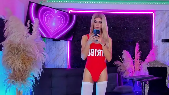 Queens_Wonders_Blonders webcam