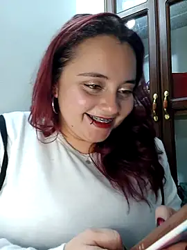 CURVY-HORNY webcam