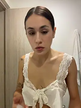 Webcam Model (SerenaFox_)  is live.Free join now!