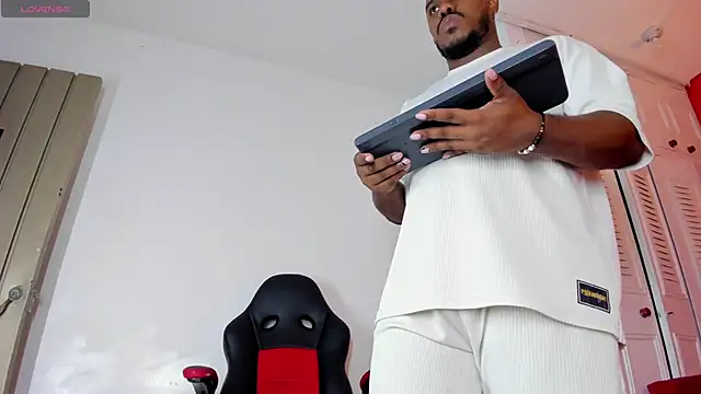 alessandro_hamed (M young) - Blow kisses and extra attention 😈🖐🍆🍒