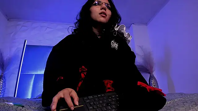 HollyPeach webcam