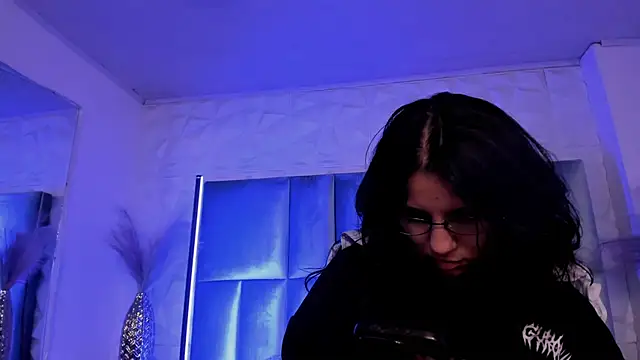 HollyPeach webcam