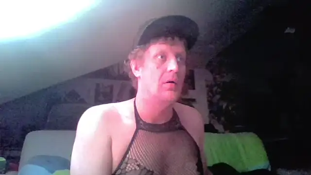 bigthroaterboy - Bigthroaterboy's free webcam - UK Sex Cams