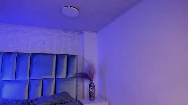 HollyPeach webcam