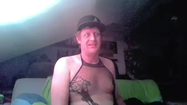 bigthroaterboy - Bigthroaterboy's free webcam - UK Sex Cams